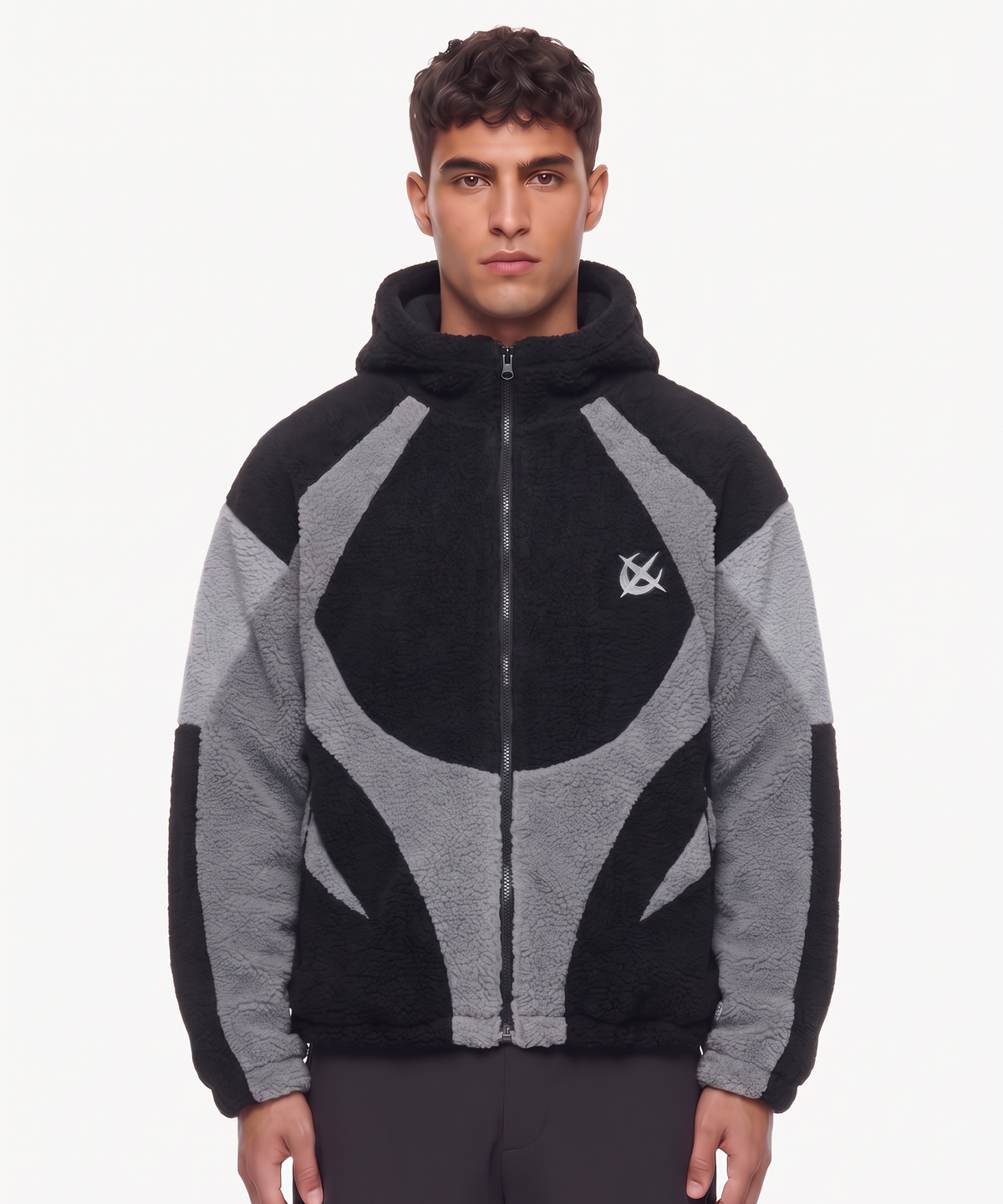 NOVA - FLEECEJACKE in Schwarz/Grau, getragen von einem Model, mit gesticktem Logo auf der Brust