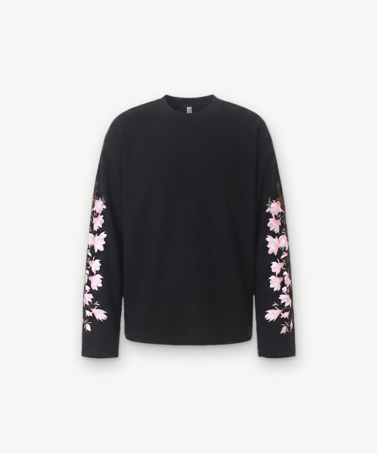 BLOSSOM - LONGSLEEVE in Schwarz, Einzelansicht mit Blumenstickerei am Ärmel