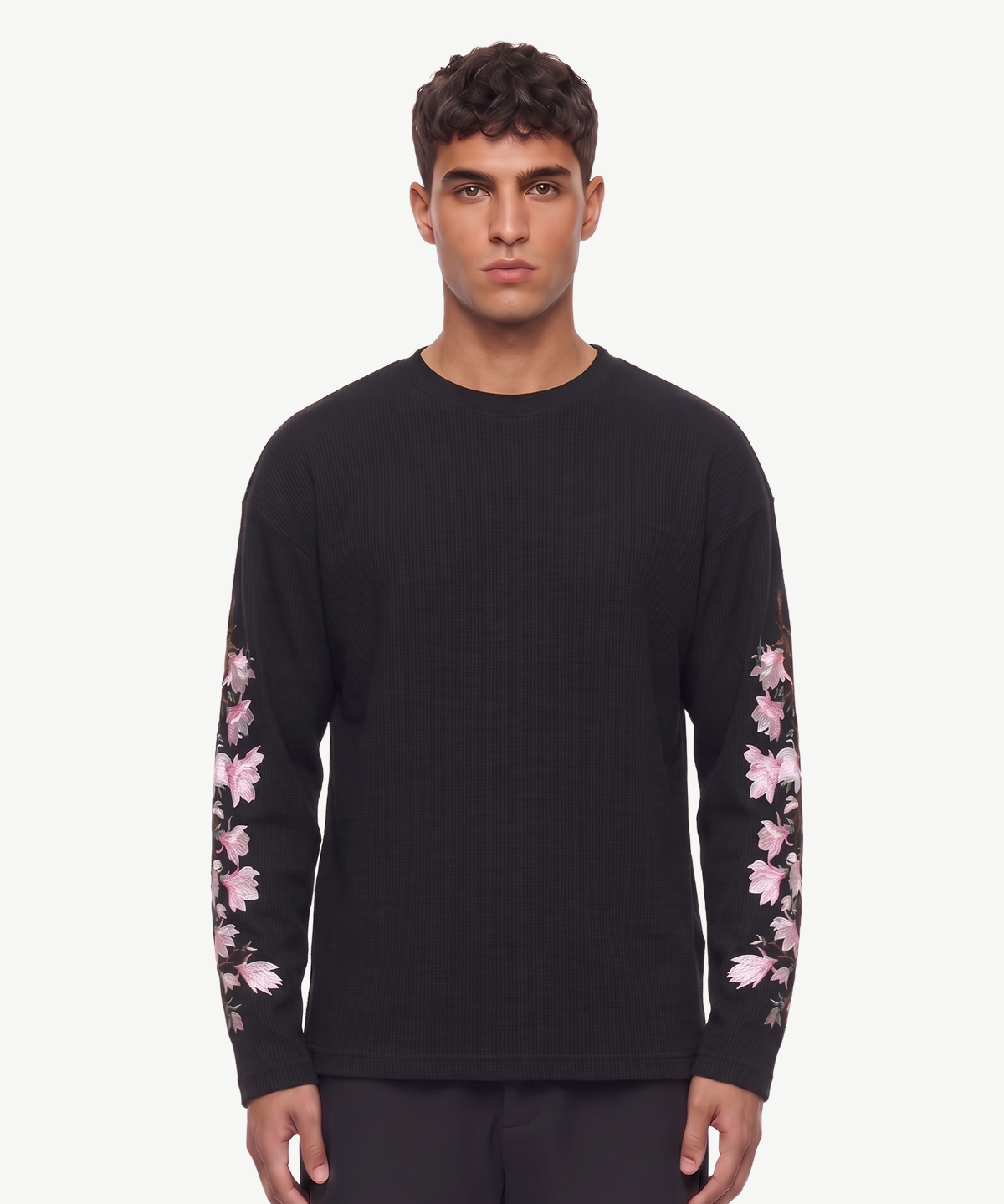 BLOSSOM - LONGSLEEVE in Schwarz, getragen von einem Model, mit rosa Blumenstickerei auf den Ärmeln
