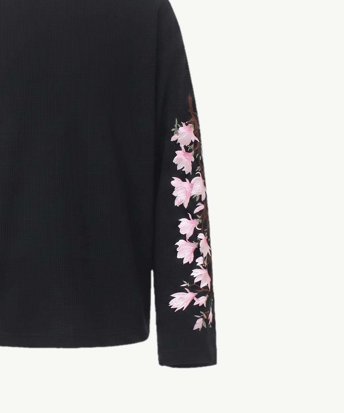 BLOSSOM - LONGSLEEVE in Schwarz, Nahaufnahme der gestickten rosa Blumen am Ärmel
