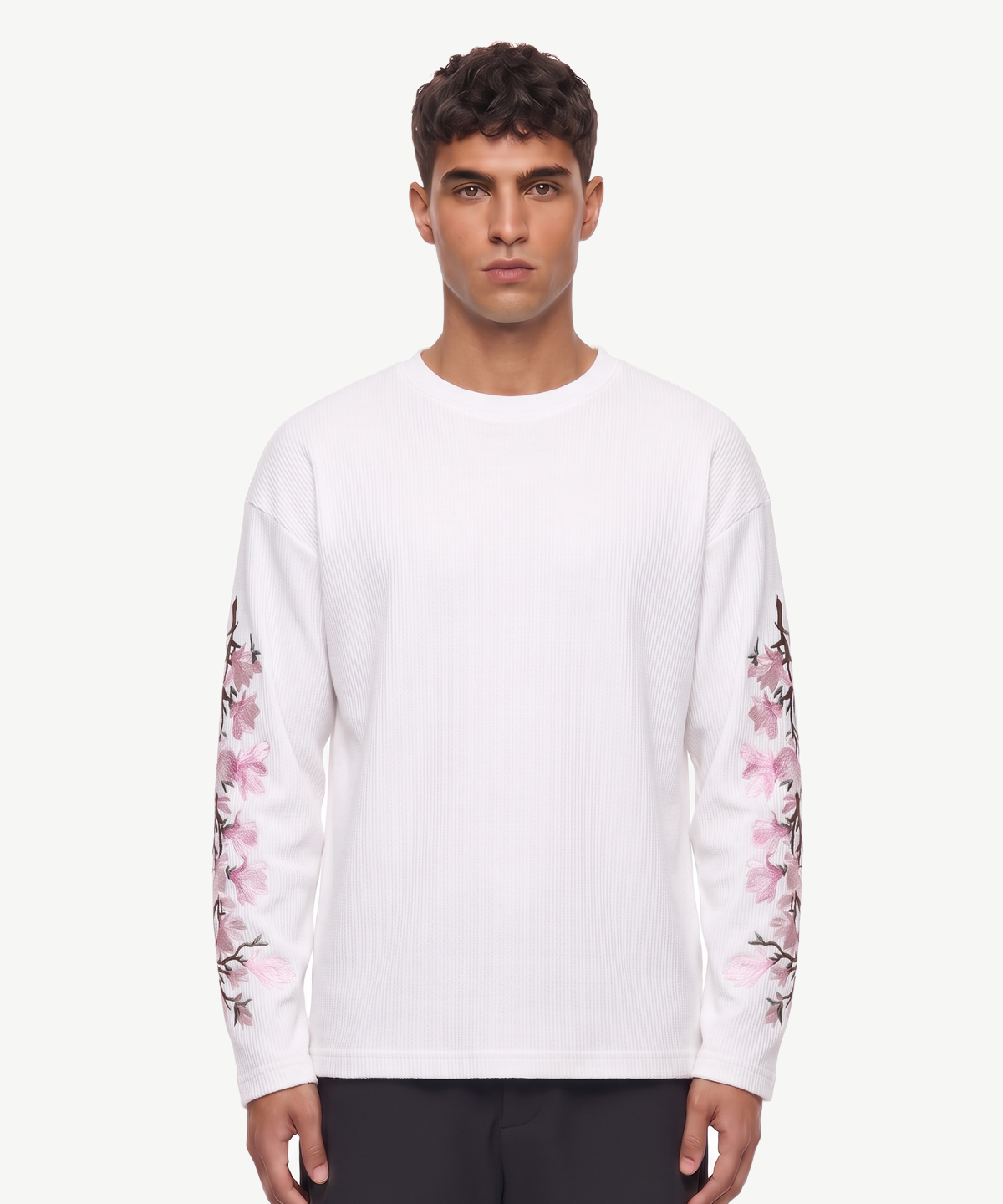 BLOSSOM - LONGSLEEVE in Weiß, getragen von einem Model, mit rosa Blumenstickerei auf den Ärmeln