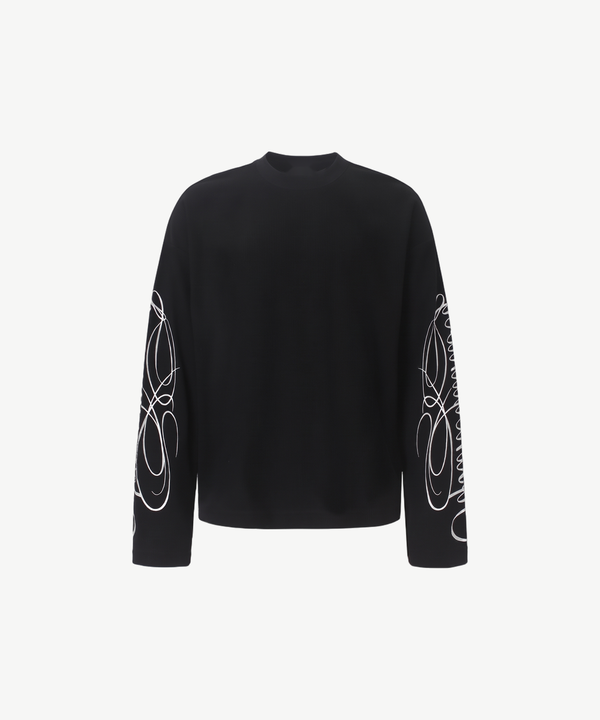 SOLENE - LONGSLEEVE in Schwarz, Einzelansicht mit weißem Swirl-Print auf den Ärmeln