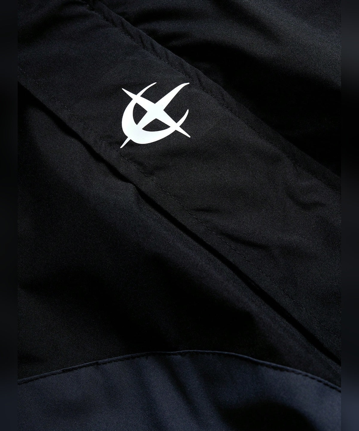 VERTEX - JACKE in Schwarz, Nahaufnahme Logo auf der Brust