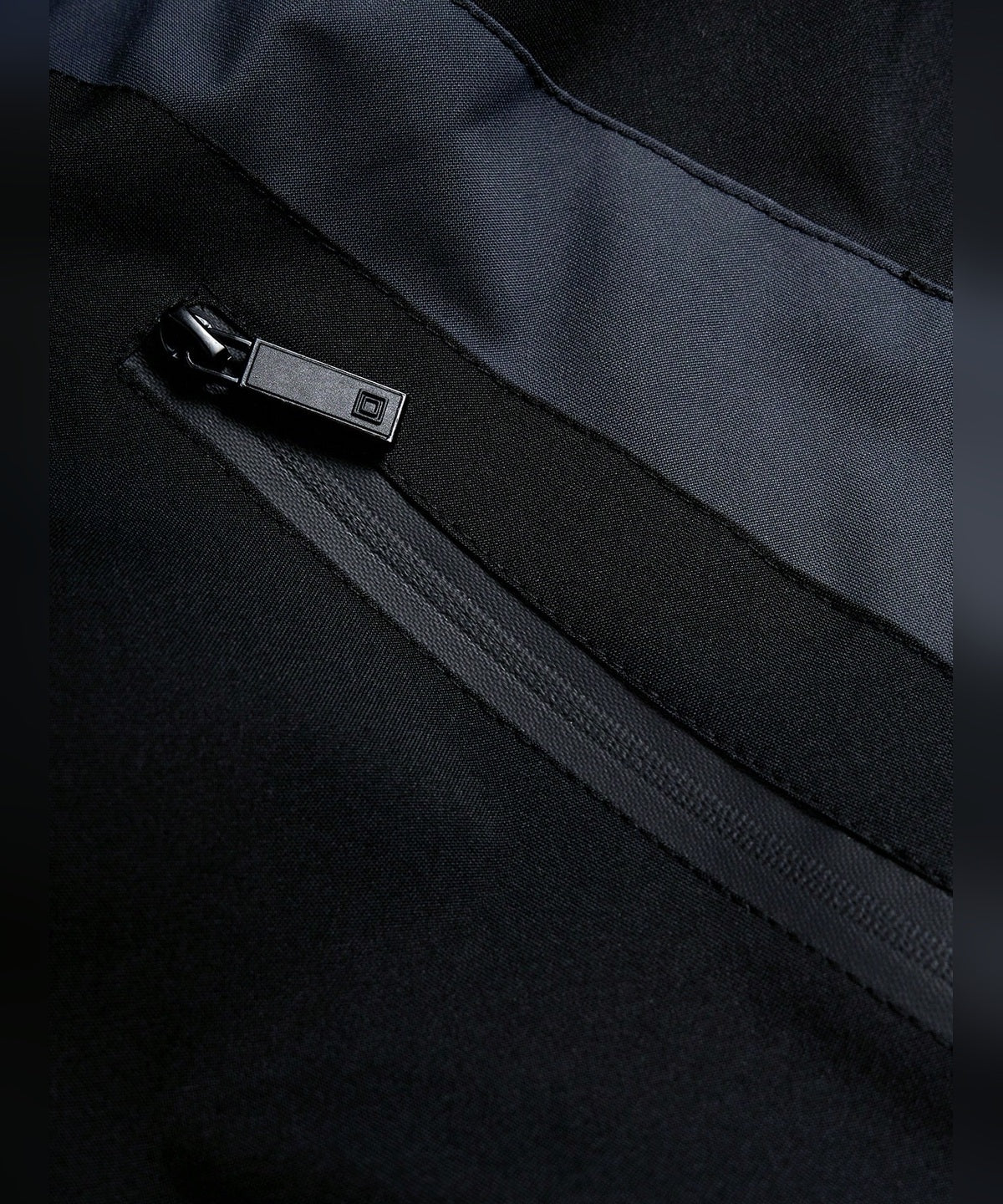 VERTEX - JACKE in Schwarz, Nahaufnahme Tasche mit Reißverschluss